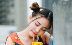 装修工人把我压在茶几的背景故事