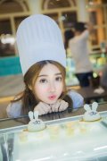经理让我陪两个外国客户吃饭一个接着一个吃我有点难受