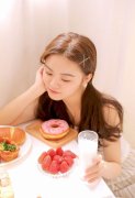 女孩子睡觉夹被子一般指的是什么意思